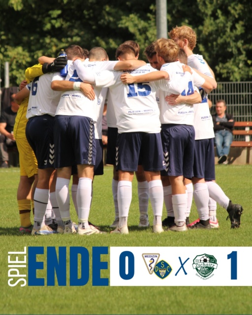 Bitterer Saisonstart

Vor über 150 Zuschauern mussten wir uns heute im ersten Spiel der Saison 2026/27 geschlagen geben. Nach anfänglichem Abtasten konnten die Gäste nach gut 20 Minuten in Führung gehen. Zwar brachten wir den Ball anschließend gleich zweimal im Netz unter, doch bei beiden Treffern hieß es Abseits. Die Partie entwickelte sich gewohnt körperlich und umkämpft, doch am Ergebnis änderte sich nichts. Wir warfen bis zum Schluss alles rein, doch heute fehlte uns einfach das Quäntchen Glück, um etwas Zählbares mitzunehmen. So steht zum Auftakt eine bittere Niederlage, die wir schnell abhaken müssen. Bereits nächste Woche bietet sich auswärts in Großbothen die nächste Chance, unsere Fehler auszubessern und die ersten Punkte der neuen Saison einzufahren❤️‍🔥