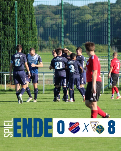 Machtdemonstration an der Mulde🔥

Bei zauberhaftem spätsommerlichem Fußballwetter ging es heute für unsere SG an die Muldenvereinigung nach Sermuth. Und dort angekommen sorgte nicht nur das Wetter für ein Lächeln auf unseren Lippen. Nach zehnminütigem Abtasten rollte die erste Torwelle über die Sermuther hinweg. Den Anfang machte Markus, ehe im Abstand von nur wenigen Minuten Meppe nachlegte und Packo gleich doppelt zuschlug. Anschließend plätscherte das Spiel etwas vor sich hin, wirkliche Gegenwehr der Gastgeber blieb jedoch aus. Auch in der zweiten Hälfte ging es munter weiter. In der 53. Spielminute netzte Hamid, ehe sich zehn Minuten später auch der Schlee in die Torschützenliste eintragen durfte. Anschließend konnte unser Geburtstagskind Lukas noch einen Treffer beisteuern, bevor der Karrrrni mit der Kapitänsbinde am Arm (Kiste!) den Sack endgültig zumachte. Ohne große Bedrängnis sichern wir uns damit einen souveränen Sieg bei der Eintracht und nehmen nicht nur die nächsten drei Punkte mit nach Hause, sondern dank Leon auch die erste weiße Weste der Saison!🔥

Nächste Woche geht es erstmal in die wohlverdiente Pause, bevor wir in zwei Wochen wieder alles geben. Dann endlich wieder auf heimischem Rasen!❤️‍🔥