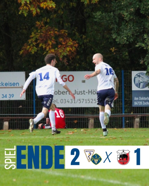 Arbeitssieg im Graupelschauer🔥

Der goldene Herbst lockte heute den ein oder anderen Zuschauer ins wunderschöne Hochweitzschen. Dort traf unsere SG auf den TSV 1913 Kühren und konnte das Spiel direkt von Beginn an dominieren. Nach nur 17 Spielminuten brachte Packo den Ball nach Vorarbeit von Meppe über die Linie. Auch danach spielten wir zielstrebig auf das Tor der Gäste, doch unsere Chancenverwertung ließ zu wünschen übrig. Dazu erwischte der Gästekeeper einen überragenden Tag und machte uns das Leben immer wieder schwer. In Hälfte zwei folgte dann der nächste Dämpfer und wir mussten den Ausgleich hinnehmen. Das Spiel blieb weiterhin körperbetont und in unserer Hand, was Fabi mit seinem Treffer zum 2:1 auch auf die Anzeigetafel bringen konnte. Daraufhin folgten neben Platzregen, Hagelschauer und einer kurzen Spielunterbrechung nur noch der Abpfiff und damit ein wohlverdienter Arbeitssieg!

Damit nehmen wir die nächsten Punkte mit und sind stolz darauf, unsere Siegesserie weiter auszubauen!🔵⚪️⚫️

📸 @_.maxih._