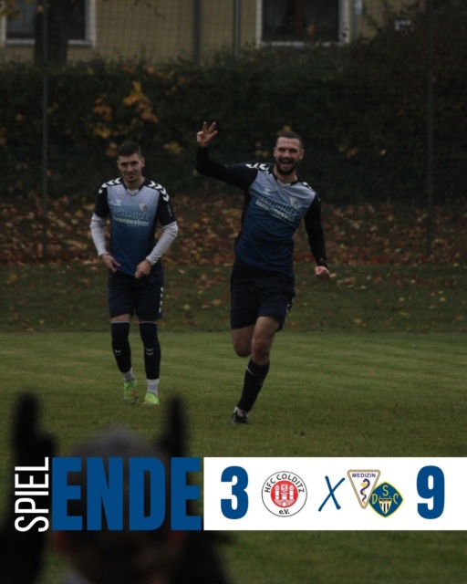 Es hat geschlegelt!❤️‍🔥

Das Wetter zum Vergessen, die erste halbe Stunde ebenfalls, doch was sich danach abspielte, ist kaum in Worte zu fassen. Nach 34 Spielminuten lag unsere SG bereits mit 3:0 zurück und die Fassungslosigkeit war deutlich spürbar. Doch mit ordentlich Wut im Bauch startete der erste Schlegel die Aufholjagd und verkürzte auf 3:1, bevor der Zweite kurz vor der Halbzeit auf 3:2 stellte. In der Pause fegte ein Sturm durch die Kabine und unsere SG kam wie ausgewechselt zurück auf den Platz. Was danach folgte, war schlichtweg unglaublich. Meppe stellte zunächst auf 3:3 und ebnete damit den Weg für seine Mitspieler. Anschließend drehten Packo und der Schlee die Partie endgültig, ehe sich auch Fabi und Kevin in die Torschützenliste eintragen konnten. Zehn Minuten vor Schluss geschah dann noch etwas Zauberhaftes, der Schlee machte seinen Hattrick perfekt✨ Den Schlusspunkt setzte schließlich Meppe pünktlich zum Abpfiff und besiegelte damit den unfassbaren 3:9-Auswärtssieg.

Absolut keine Worte für dieses Spiel! Nach einem katastrophalen Start haben wir einmal mehr bewiesen, dass Zusammenhalt Berge versetzen kann. Was für eine Moral, was für eine Mannschaft!❤️‍🔥