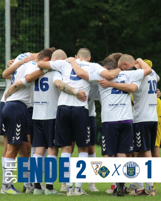 Der Bann ist gebrochen!❤️‍🔥

Endlich konnten wir die ersten drei Punkte der Saison einfahren und das vor heimischer Kulisse! Nachdem wir in der ersten Halbzeit etwas unglücklich in Rückstand geraten waren, zeigten die Jungs nach der Pause endlich wieder die Tugenden, die uns in der vergangenen Saison ausgemacht haben. Mit Einsatz, Kampfgeist und gutem Fußball konnten wir das Spiel drehen. Zunächst sorgte Fritz in der 47. Spielminute mit einem platzierten Schuss für den Ausgleich, ehe Packo 4 Minuten vor Schluss per direktem Freistoß die Führung erzielte.

Insgesamt war das heute ein deutlich verbesserter Auftritt der Jungs, der am Ende mit den ersten drei Punkten belohnt wurde. Jetzt heißt es weiter Gas geben, denn schon nächste Woche wartet in Tresenwald eine neue Herausforderung auf uns!🔥

📸 @franzi.cspr