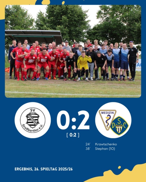 🔥Letzte Punkte der Saison🔥

Da der vierte Tabellenplatz bereits vor diesem Spieltag gesichert war, wurde heute in Großbardau kurzerhand gelost. So durfte Justi im Mittelfeld wirbeln, für Chris ging es in die Abwehr, Krawi machte den Flügel unsicher und als besonderes Highlight stand Mini zwischen den Pfosten. Bei wechselhaftem Wetter entwickelte sich zunächst eine ausgeglichene Partie. Nach einer kurzen Abtastphase war es dann aber wieder einmal Krawi, der nach seinem Viererpack aus der Vorwoche offensichtlich noch nicht genug hatte und uns in Führung brachte. Kurz vor dem Halbzeitpfiff erhöhte Meppe auf 0:2 und schob sich damit auf den zweiten Platz der Torjägerliste. In der zweiten Hälfte spielte sich das Geschehen dann nahezu ausschließlich vor dem Großbardauer Tor ab, doch dir Hüterin kratze alles raus und brachte unsere Offensive ein ums andere Mal zur Verzweiflung. Mit dem Schlusspfiff stand dennoch fest, dass die letzten drei Punkte der Saison mit nach Hause fahren. Und noch wichtiger: Slim Manu zwischen den Pfosten konnte mit einer weißen Weste das Feld verlassen! So schließen wir diese fantastische Saison mit einem Lächeln ab und bedanken uns bei allen mitgereisten Fans❤️‍🔥
